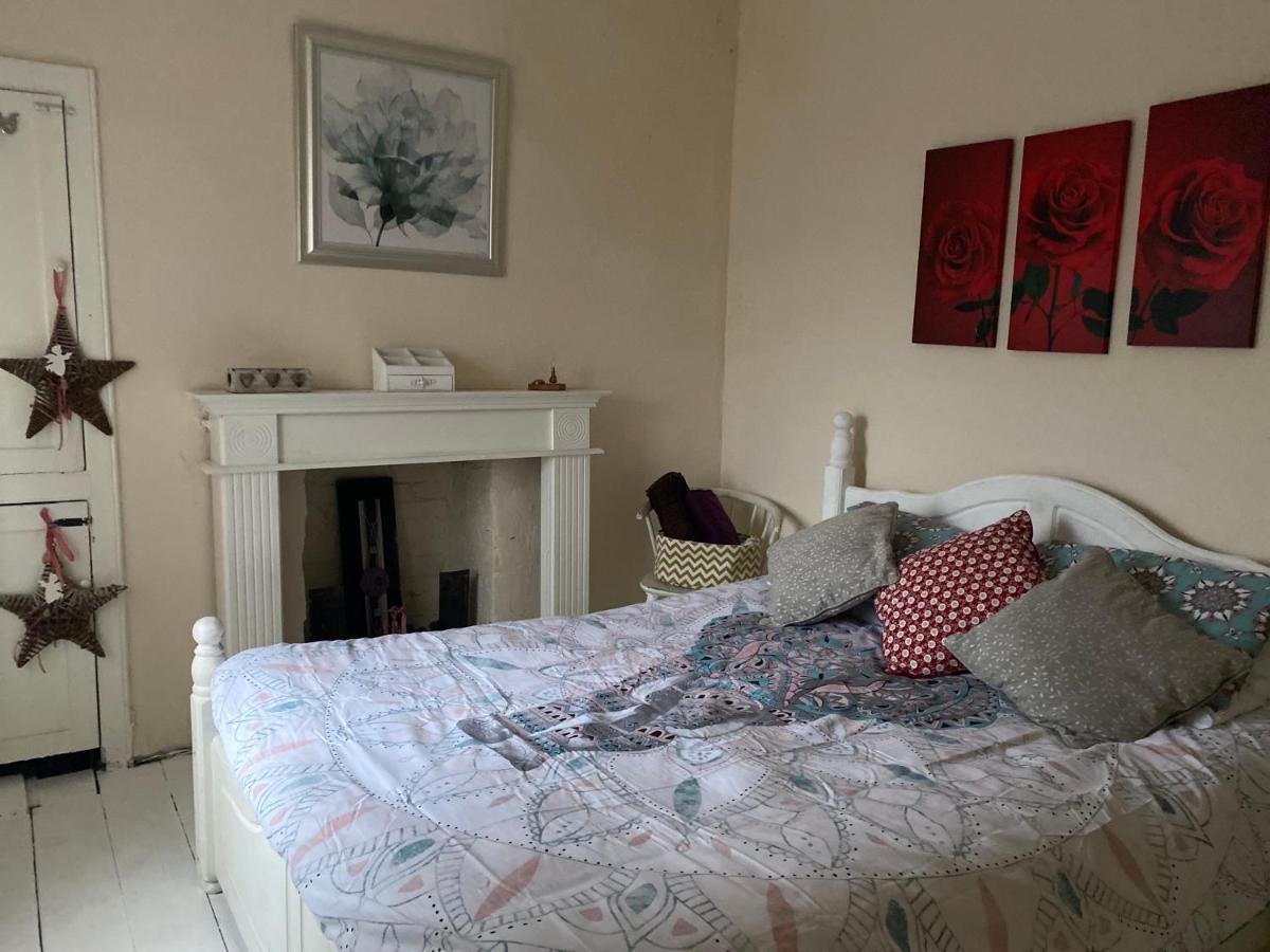Stunning 2-Bed Apartment Above Schooners Bar Neath Dış mekan fotoğraf