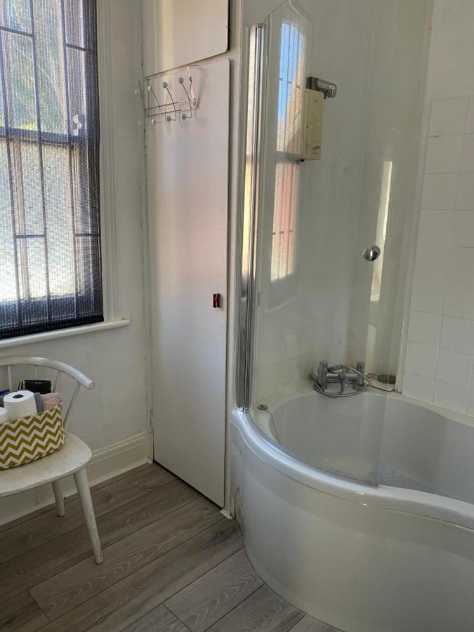 Stunning 2-Bed Apartment Above Schooners Bar Neath Dış mekan fotoğraf