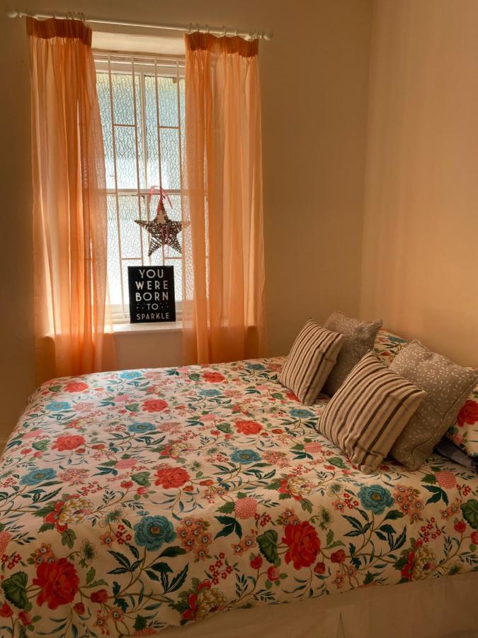 Stunning 2-Bed Apartment Above Schooners Bar Neath Dış mekan fotoğraf