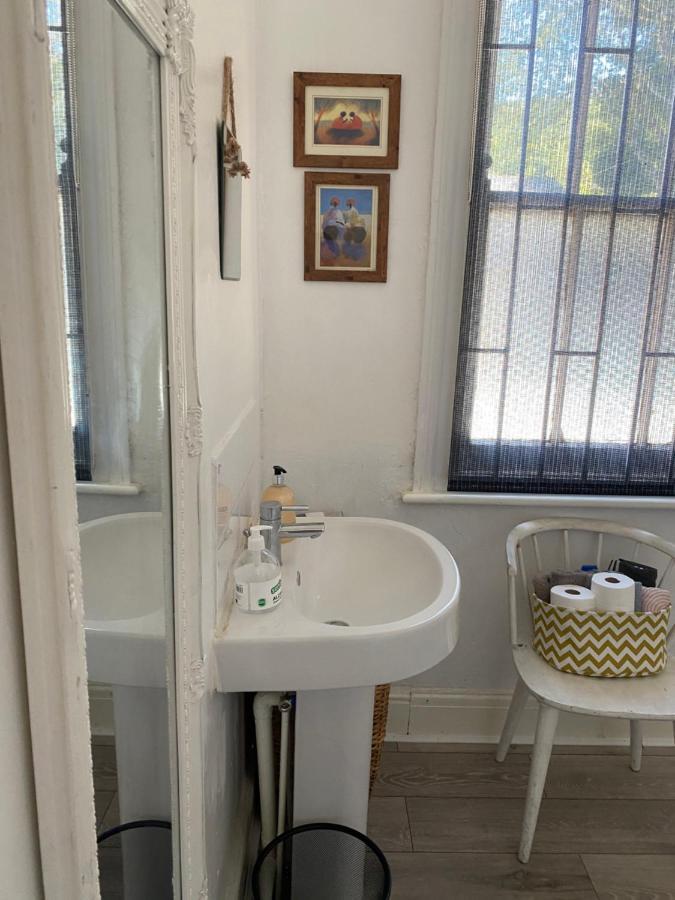 Stunning 2-Bed Apartment Above Schooners Bar Neath Dış mekan fotoğraf