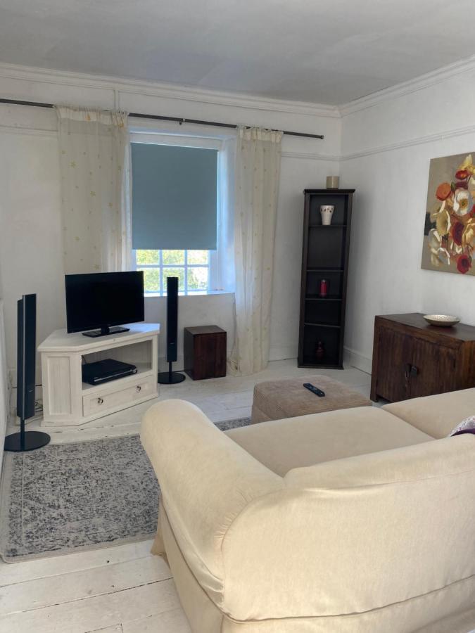 Stunning 2-Bed Apartment Above Schooners Bar Neath Dış mekan fotoğraf