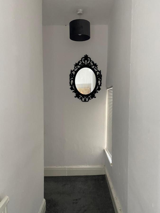 Stunning 2-Bed Apartment Above Schooners Bar Neath Dış mekan fotoğraf