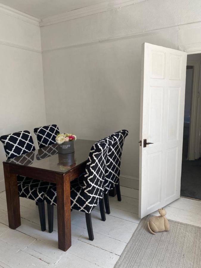 Stunning 2-Bed Apartment Above Schooners Bar Neath Dış mekan fotoğraf
