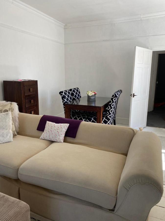 Stunning 2-Bed Apartment Above Schooners Bar Neath Dış mekan fotoğraf