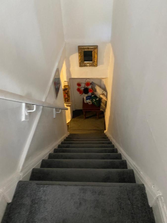 Stunning 2-Bed Apartment Above Schooners Bar Neath Dış mekan fotoğraf