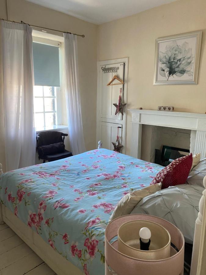 Stunning 2-Bed Apartment Above Schooners Bar Neath Dış mekan fotoğraf