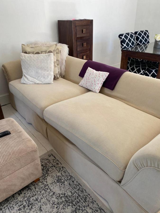 Stunning 2-Bed Apartment Above Schooners Bar Neath Dış mekan fotoğraf