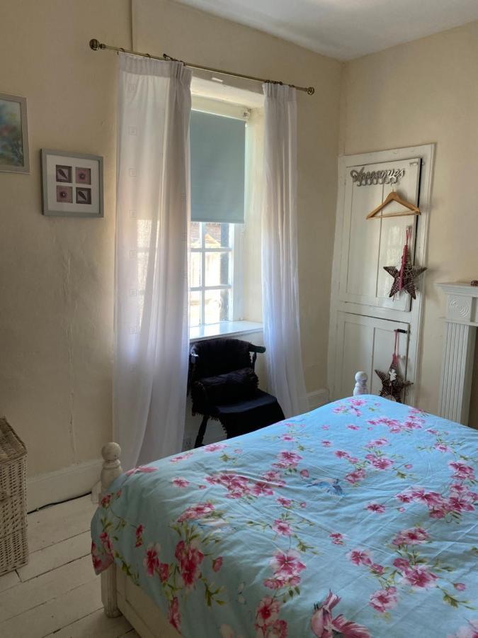 Stunning 2-Bed Apartment Above Schooners Bar Neath Dış mekan fotoğraf